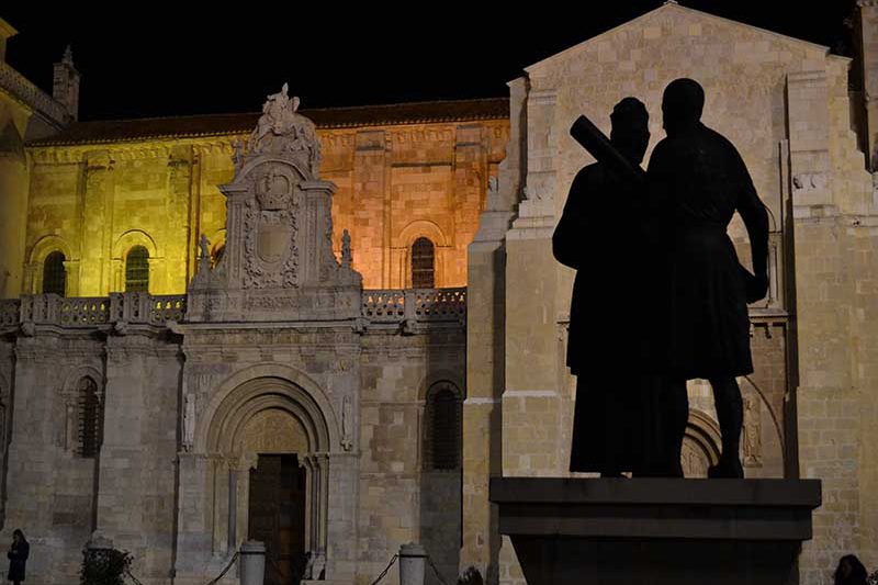 León de leyendas - Nocturna